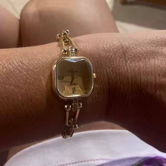 Graduated Link Classic Elegant Gold Women's Bracelet Watch - Picture 7 of 9